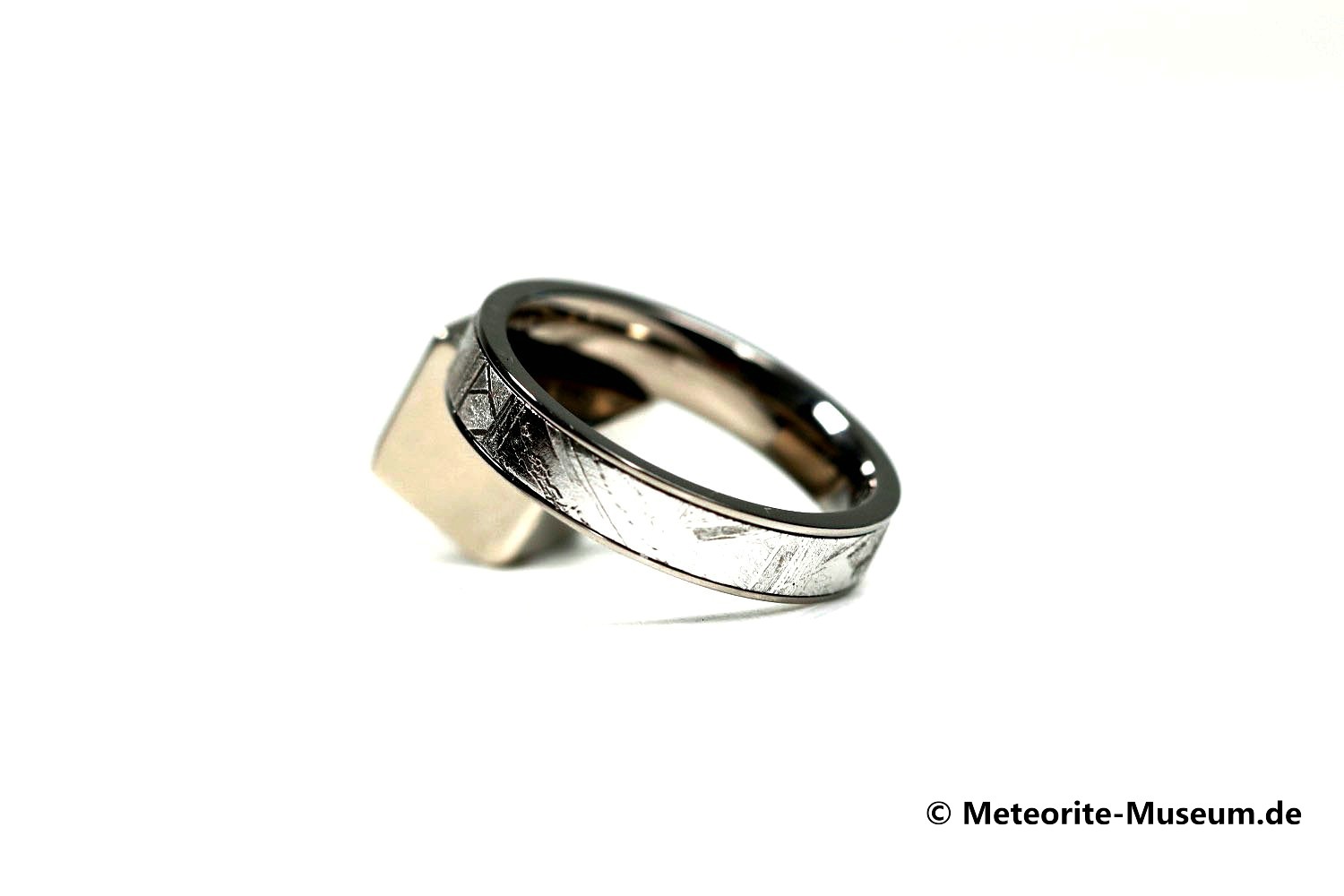 Eisen-Meteorit Ring (Muonionalusta | Unisex | Titan Inlay | Veredelt) - 2,50 bis 3,00 g