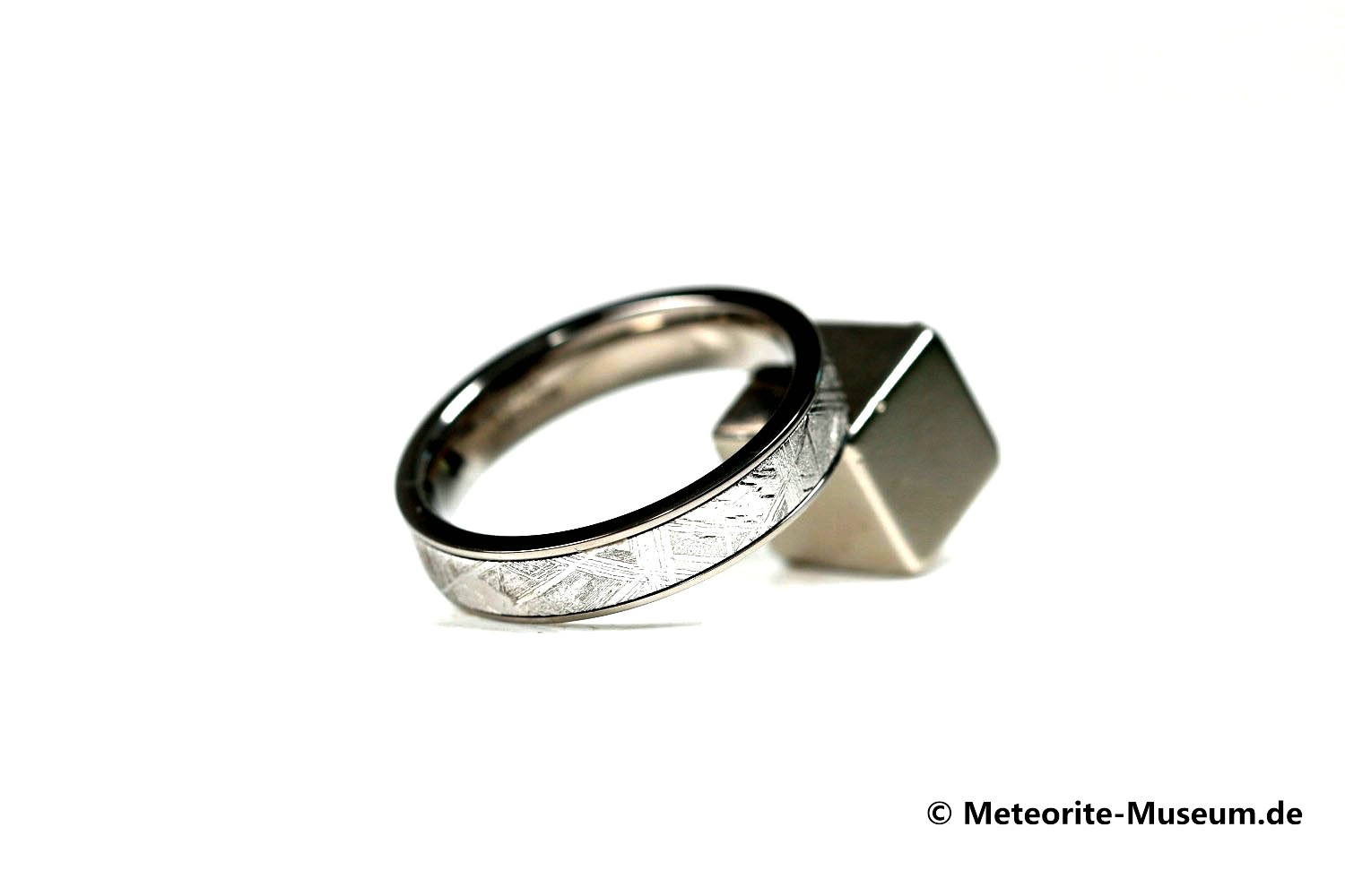 Eisen-Meteorit Ring (Muonionalusta | Unisex | Titan Inlay | Veredelt) - 2,50 bis 3,00 g