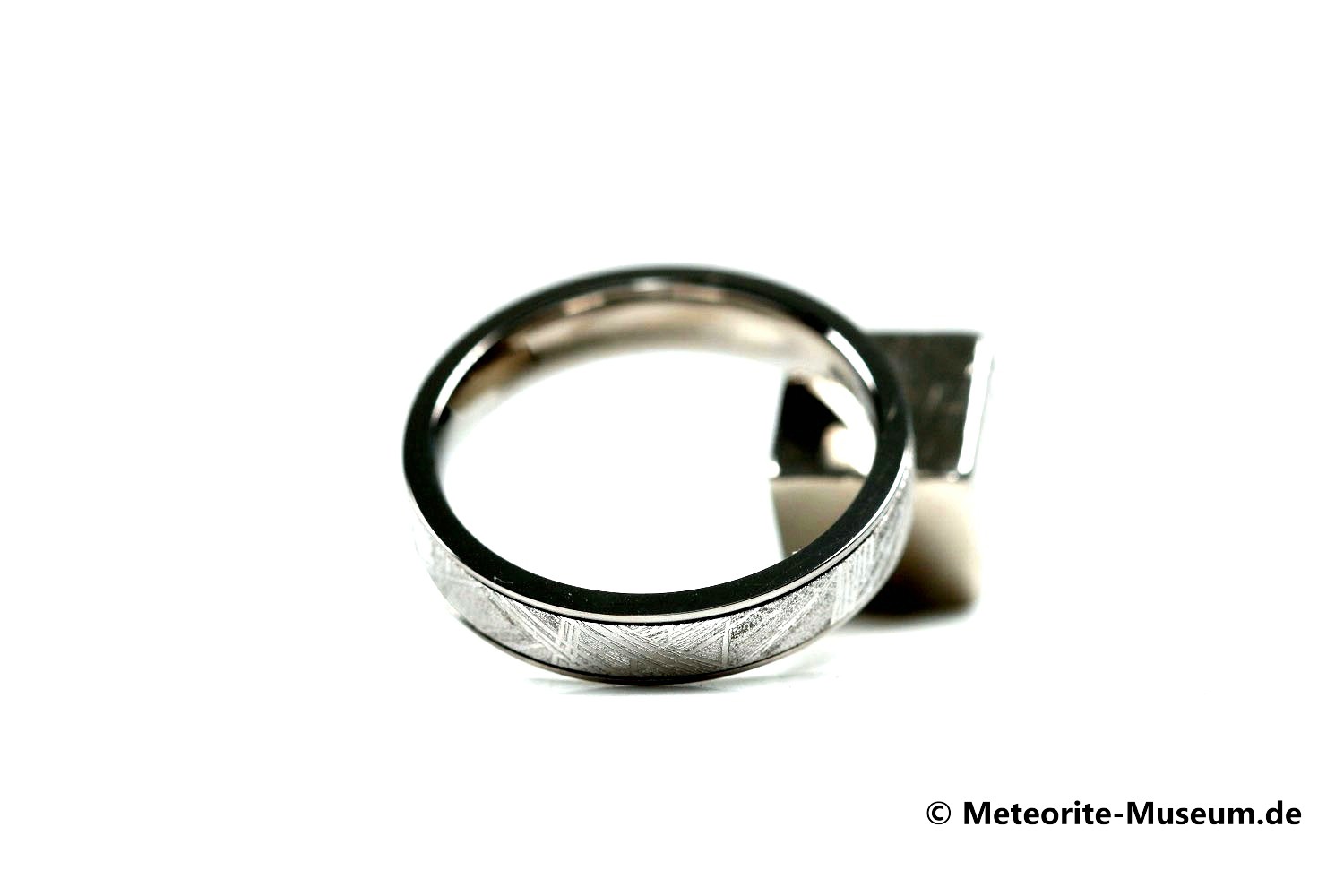 Eisen-Meteorit Ring (Muonionalusta | Unisex | Titan Inlay | Veredelt) - 2,50 bis 3,00 g