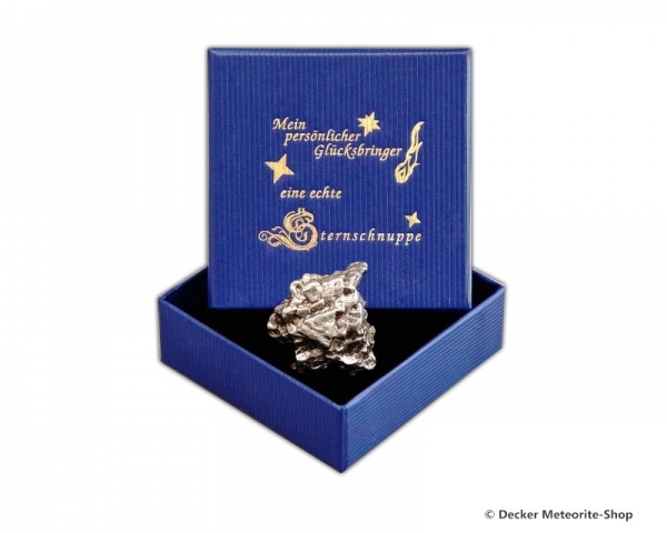 Glücksbringer-Sternschnuppe als Eisenmeteorit in blauer Glücksbringer-Geschenkbox
