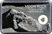 Mond Meteorit NWA 11407 (Motiv: Astronaut mit Mondgestein und Felsen) Mond Meteorit NWA 11407 (Motiv: Astronaut mit Mondgestein und Felsen)