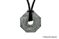 Eisen-Meteorit-Anhänger (Muonionalusta | Achteck-Donut | Kl. Ø | Rhodiniert) Vorderansicht Eisen-Meteorit-Anhänger (Muonionalusta | Achteck-Donut | Kl. Ø | Rhodiniert) Vorderansicht
