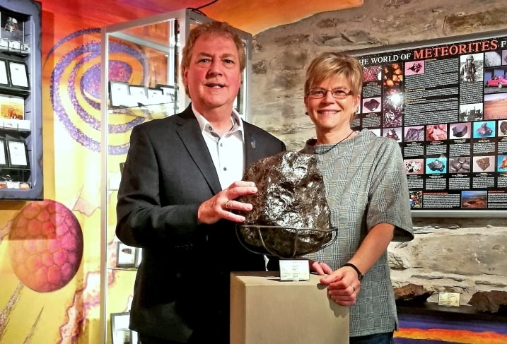 Gabriele & Stephan Decker mit dem 43 kg schweren Campo del Cielo Eisenmeteorit im Decker Meteorite-Museum