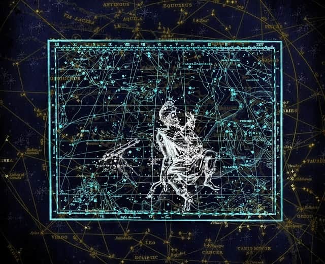 Sternschnuppennächte im Sternbild Fuhrmann: Jährlich wiederkehrend sind vom 28. August bis 5. September die Sternschnuppen der Alpha-Aurigiden im Sternbild Fuhrmann zu sehen