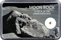 Mond Meteorit NWA 11532 (Motiv: Astronaut mit Mondgestein und Felsen) Mond Meteorit NWA 11532 (Motiv: Astronaut mit Mondgestein und Felsen)