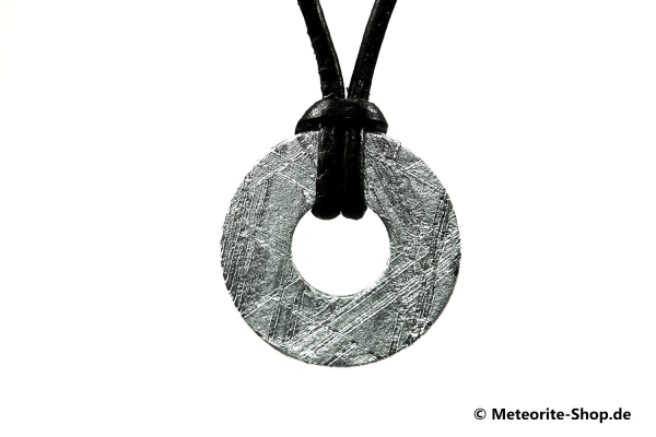 Eisen-Meteorit-Anhänger (Muonionalusta | Donut | Gr. Ø | versiegelt) - 8,50 g