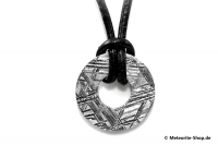 Eisen-Meteorit-Anhänger (Muonionalusta | Donut | Gr. Ø | Veredelt) - 4,00 g Eisen-Meteorit-Anhänger (Muonionalusta | Donut | Gr. Ø | Veredelt) - 4,00 g