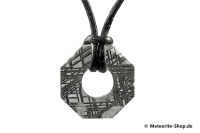 Eisen-Meteorit-Anhänger (Muonionalusta | Achteck-Donut | Gr. Ø | Rhodiniert) Vorderansicht Eisen-Meteorit-Anhänger (Muonionalusta | Achteck-Donut | Gr. Ø | Rhodiniert) Vorderansicht